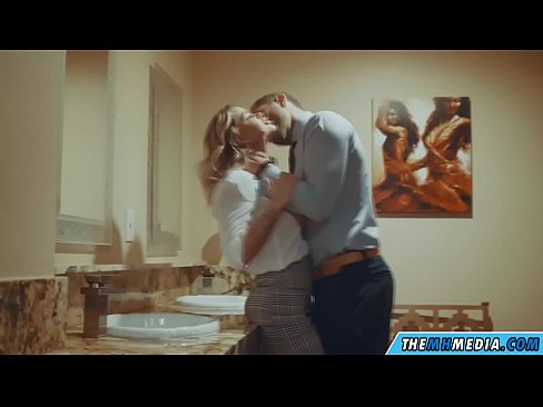 ❤️ Quandu una bionda tettona ti seduce in un bagnu publicu ❤ Video sessu à porn co.niceporn.ru ❌️❤